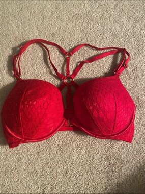 Victoria’s Secret bombshell size 34C red padded bra